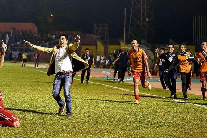 Striker Semen Padang, Marcel Sacramento, merayakan gol seusai mencetak gol ke gawang Arema dalam laga lanjutan Liga 1 di Stadion Agus Salim, Padang, (21/7/2017).