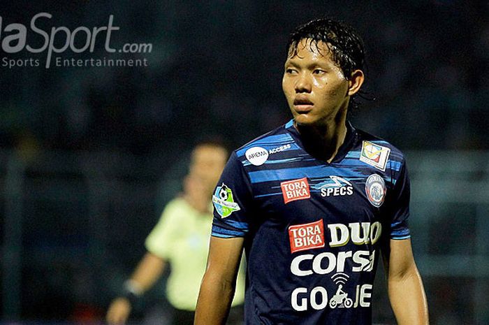 Ekspresi gelandang Arema FC, Adam Alis, saat tampil melawan Persib Bandung dalam laga pekan ke-19 Liga 1 di Stadion Kanjuruhan Malang, Jawa Timur, Sabtu (12/08/2017) malam.