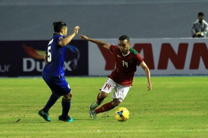 Sayap kiri Indonesia, Rizky Pora, menghindari terjangan pemain Thailand pada partai pertama Grup A Piala AFF 2016 di Philippine Sports Stadium, Sabtu (19/11/2016).