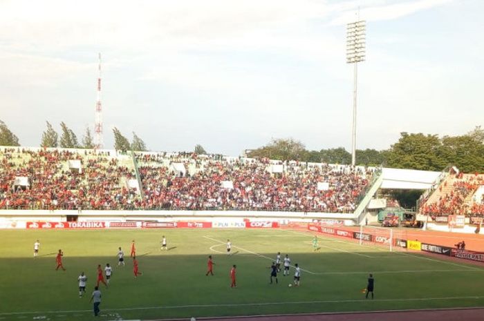 Suasana pertandingan Liga 2 antara Persis Solo dan Cilegon United di Stadion Manahan, Kota Solo pada Rabu (4/7/2018).