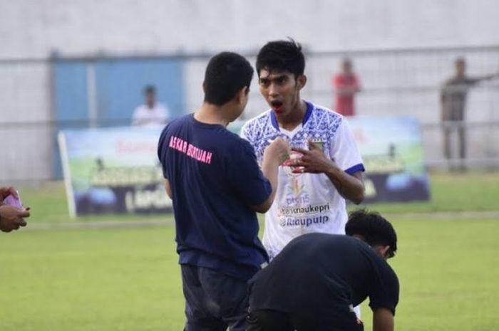 Playmaker PSPS Pekanbaru, Firman Septian sesaat setelah dilanggar pemain PSBL Langsa, Rezaldi pada laga Grup 1 Liga 2 musim 2017 di Stadion Langsa, 20 Mei 2017. 