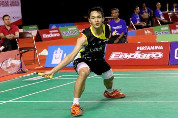 Pebulu tangkis Indonesia, Jonatan Christie, sedang berusaha mengembalikan kok ketika tampil pada babak final Kejuaraan Nasional di Tennis Indoor, Senayan, Jakarta, Sabtu (12/12/2015).