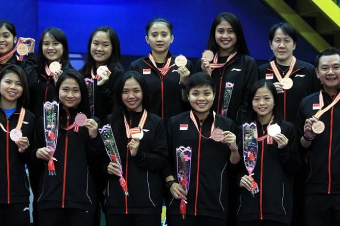Tim bulu tangkis putri Indonesia berpose di podium sebagai semifinalis Kejuaraan Beregu Asia 2018 di