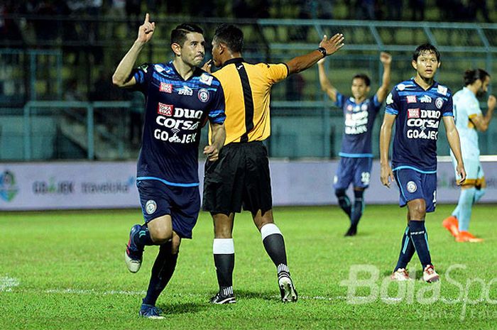 Gelandang Arema FC, Esteban Vizcarra, melakukan selebrasi seusai mencetak gol ke gawang Persela Lamongan dalam laga Pekan 24 Liga 1 di Stadion Kanjuruhan Malang, Jawa Timur, Sabtu (16/09/2017) malam.