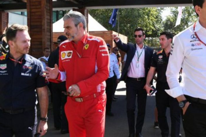 Kepala Tim Red Bull Racing Christian Horner (kiri) dan Kepala Tim Ferrari Maurizio Arrivabene (tengah).