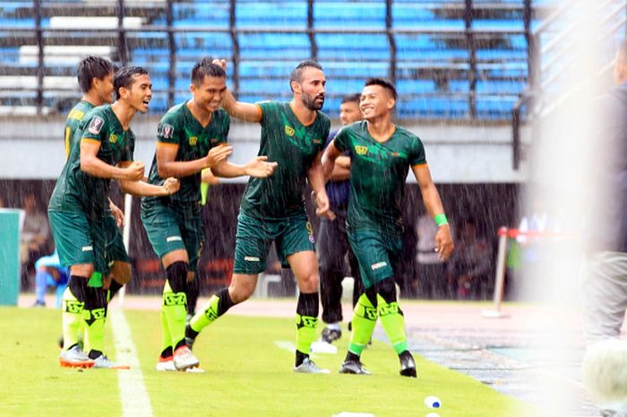 Striker PS TNI, Bruno Elio Martins, saat tampil melawan Madura United pada laga kedua Piala Presiden 2018 Grup C di Stadion Gelora Bung Tomo Surabaya, Jawa Timur, Minggu (28/1/2018) 