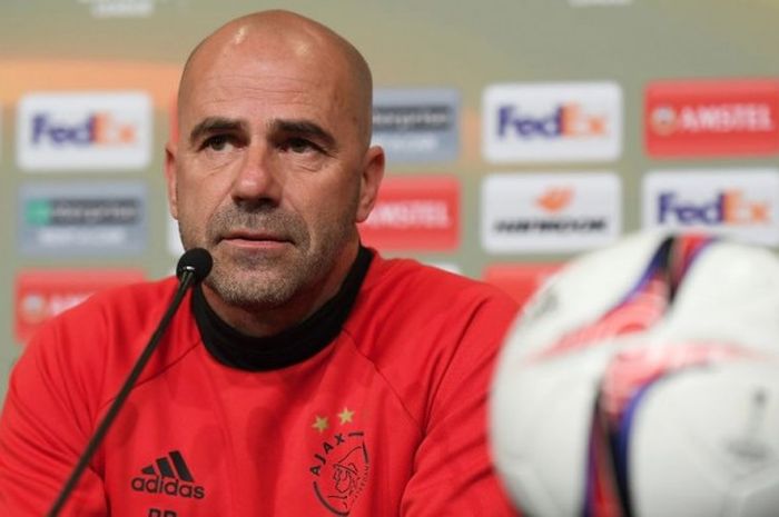 Pelatih Ajax Amsterdam, Peter Bosz, berbicara kepada media dalam konferensi pers di Stadion Friends Arena, Stockholm, Swedia, pada 23 Mei 2017.