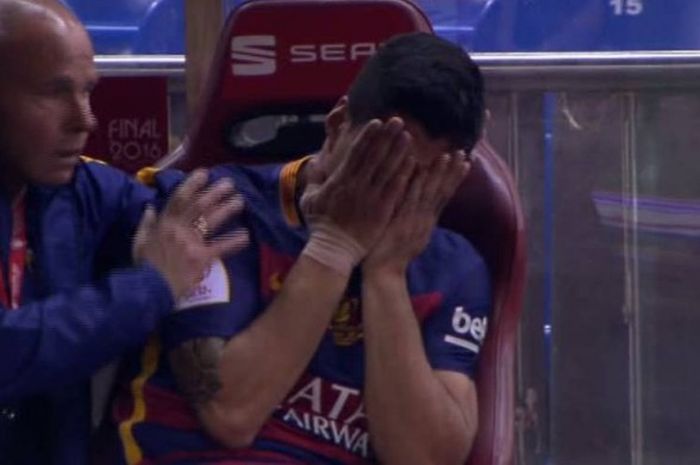 Striker FC Barcelona, Luis Suarez, menangis setelah mendapat cedera hamstring dalam final Copa del Rey kontra Sevilla, Minggu (22/5/2016)