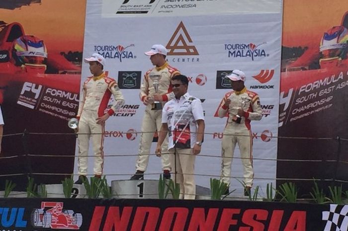 Pebalap Indonesia, Presley Martono (kedua dari kiri), berpose di podium setelah menduduki peringkat kedua pada balapan kelima Formula 4 South East Asia di Sirkuit Sentul, Kabupaten Bogor, Jawa Barat, Sabtu (12/11/2016).