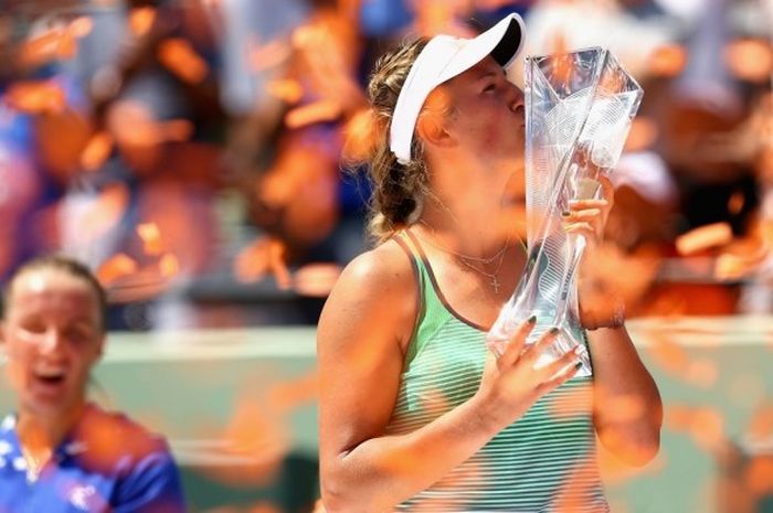 Petenis putri Belarusia, Victoria Azarenka, mencium trofi juara yang diraihnya setelah memenangi laga final melawan Svetlana Kuznetsova (Rusia) pada turnamen Miami Terbuka di Crandon Park Tennis Center, Key Biscayne, Florida, 2 April 2016.