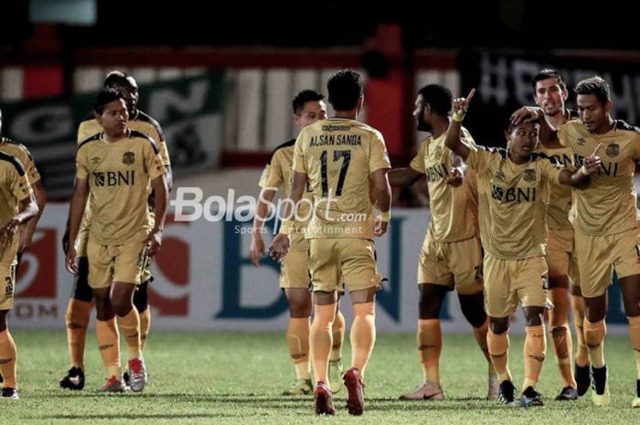    Para pemain Bhayangkara FC merayakan gol ke gawang PSMS Medan pada laga Liga 1 2018  di Stadion PTIK, Jakarta, Jumat (3/8/2018).   