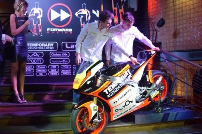 Pebalap Forward Team, Luca Marini dan Lorenzo Baldassarri, memperkenalkan motor yang akan mereka pada Moto2 2016 di Milan, Senin (7/3/2016).