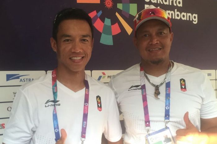 Kapten timnas bisbol Indonesia, Aldo Saputra (kiri), seusai laga melawan Hong Kong, Minggu (26/8/2018) di Stadion Bisbol Gelora Bung Karno, Jakarta.