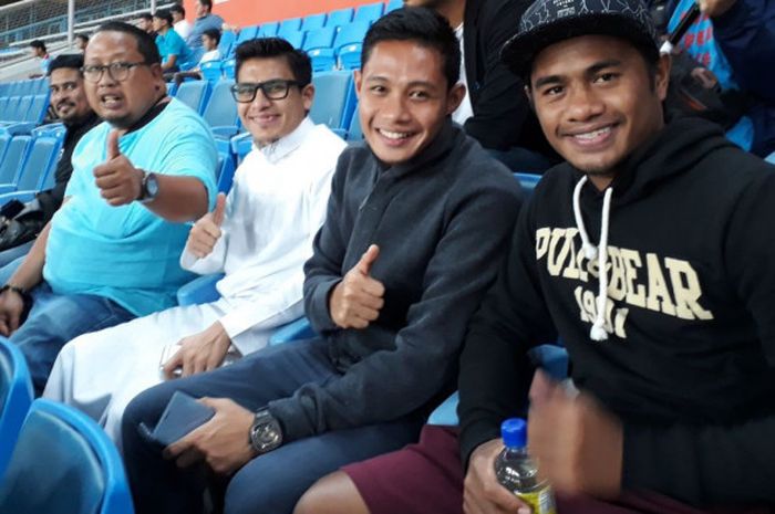 Evan Dimas dan Ilham Udin Armayn menyaksikan debut David Laly di Liga Premier Malaysia, Jumat (2/2/2018). 
