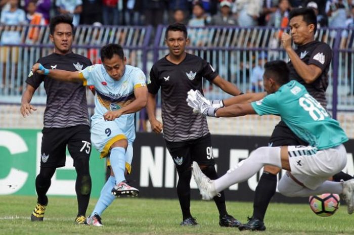 Aksi striker Persela Lamongan, Samsul Arif (dua dari kiri) yang mencetak hat-trick saat timnya menang 7-1 atas Persegres pada pekan ke-27 Liga 1 Musim 2017 di Stadion Surajaya, Lamongan, 30 Oktober 2017. 