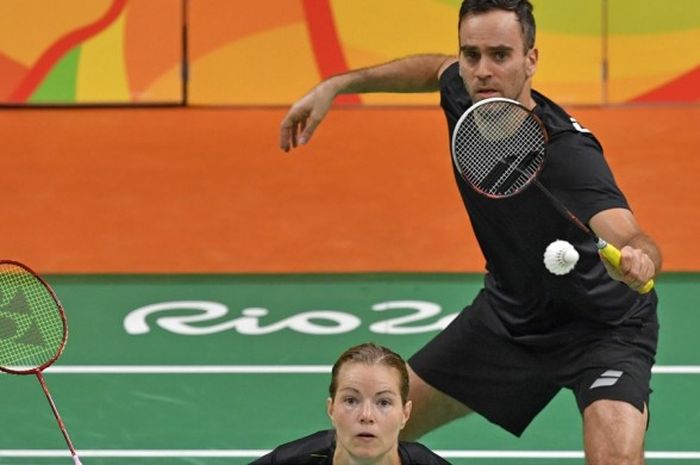 Pasangana ganda campuran Denmark, Joachim Fischer Nielsen/Christinna Pedersen, mengembalikan kok pukulan Chris Adcock/Gabrielle Adcock (Inggris Raya) yang menjadi lawan pada babak penyisihan grup Olimpiade Rio di Riocentro Pavilion 7, Rio de Janeiro, 12 Agustus 2016.