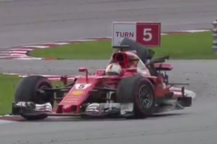 Mobil pebalap Ferrari, Sebastian Vettel, mengalami kerusakan parah setelah bersenggolan dengan mobil pebalap Williams, Lance Stroll, selepas balapan F1 GP Malaysia (1/10/2017).