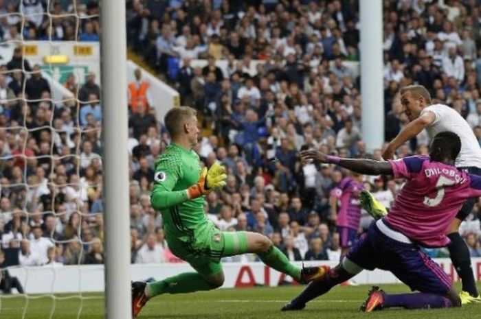 Lesatan Striker Tottenham Hotspur, Harry Kane, pada menit ke-59 menjadi gol semata wayang dalam laga kontra Sunderland di White Hart Lane, Minggu (18/9/2016).