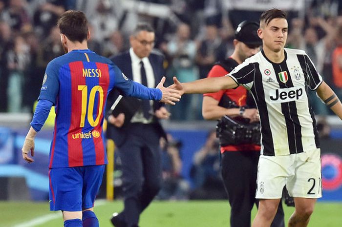 Penyerang Juventus, Paulo Dybala (kanan), bersalaman dengan penyerang Barcelona, Lionel Messi, saat kedua tim berjumpa di babak leg pertama perempat final Liga Champions 2016-2017 di Juventus stadium, Turin, 11 April 2017.