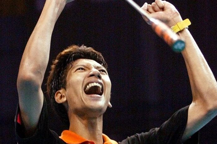 Pebulu tangkis tunggal putra Malaysia, Muhammad Hafiz melakukan selebari setelah memenangi medali emas Commonwealth games 2002 di  Bolton Arena., 4 Agustus 2002.