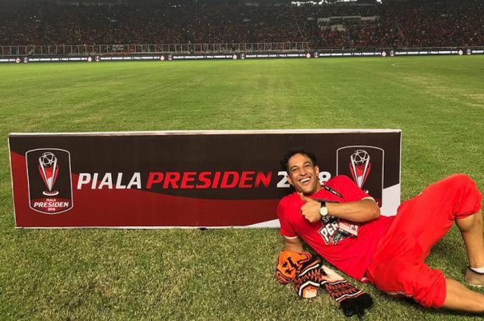 Penyerang Persija Jakarta, Addison Alves, berpose seusai tim berjulukan Macan Kemayoran tersebut menjuarai Piala Presiden 2018 di Stadion Utama Gelora Bung Karno (SUGBK), Senayan, Jakarta Pusat, Sabtu (17/2/2018).