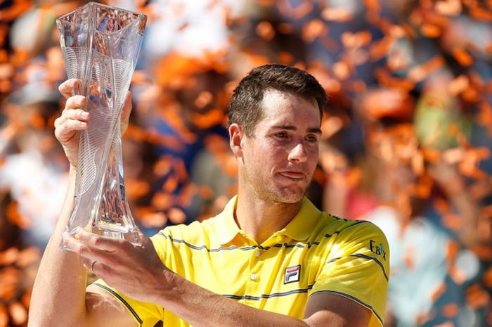 Petenis tunggal putra Amerika Serikat (AS), John Isner, berpose dengan trofi yang diraih seusai menjuarai turnamen Miami Open 2018 di Crandon Park, Key Biscayne, Florida, AS, Minggu (1/4/2018).