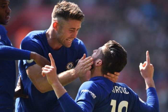 Olivier Giroud (kanan) merayakan golnya untuk Chelsea ke gawang Southampton bersama Gary Cahill (tengah) dan Willian dalam partai Liga Inggris di Stadion St Mary's, Southampton, 14 April 2018.