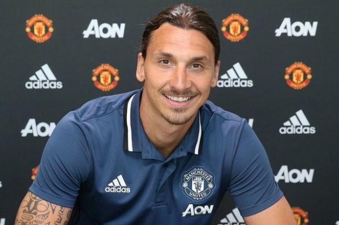 Striker baru Manchester United, Zlatan Ibrahimovic, saat menandatangani kontrak di AON Training Complex, Carrington, Inggris, pada Sabtu (2/7/2016).