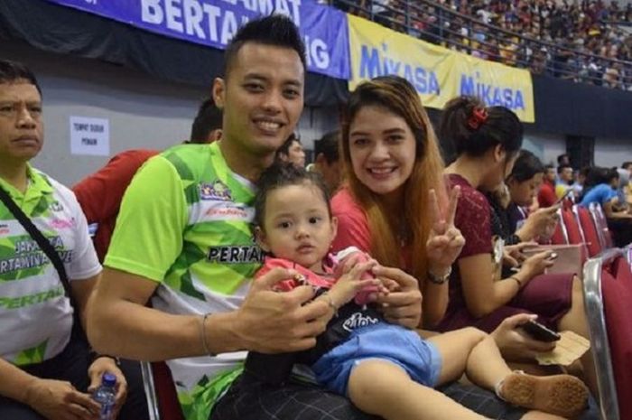 Pemain Jakarta Pertamina Energi, Agung Seganti, perpose bersama istri, Raden Ayu Widya Sari, dan anak, Callista Azzahra Putri Seganti, sebelum laga final Proliga 2017 melawan Palembang Bank Sumsel di GOR Among Rogo, Yogyakarta, Minggu (23/4/2017).