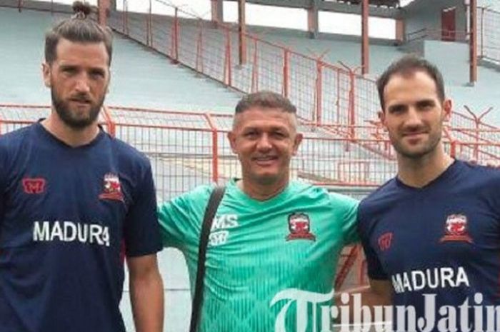 Pelatih Madura United, Gomes De Oliviera (tengah), Alejandro Fiorina (kiri) 