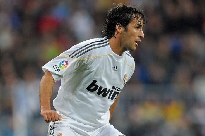 Striker Real Madrid, Raul Gonzalez, mengontrol bola saat melawan AD Alcorcon di laga babak keempat ajang Copa del Rey di stadion Santiago Bernabeu, 10 November 2009.