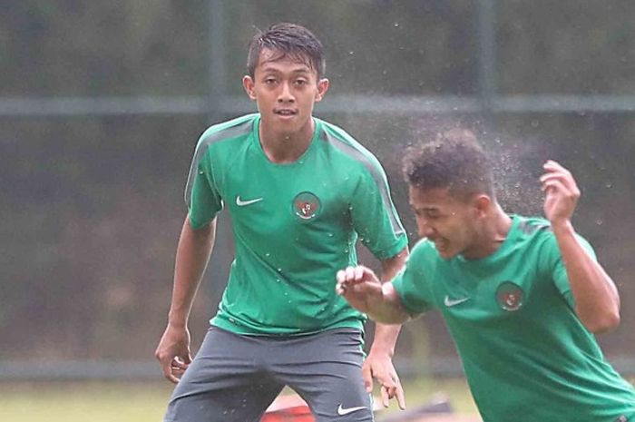 Winger Persib Bandung, Febry Hariyadi (kiri), saat mengikuti seleksi Indonesia U-22 tahap pertama di Lapangan Sekolah Pelita Harapan (SPH), Karawaci, Tangerang, Rabu (22/2/2017).