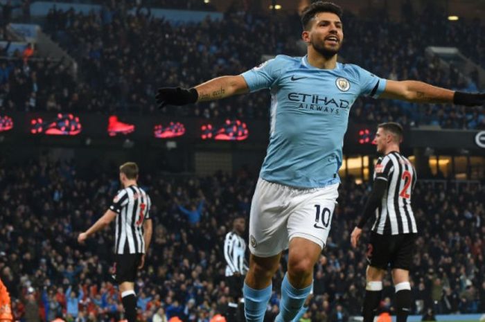 Penyerang Manchester City, Sergio Aguero, merayakan gol ke gawang Newcastle United pada laga Liga Inggris di Stadion Etihad, Manchester, Sabtu (20/1/2018),