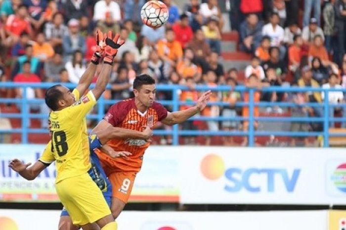Kiper Persiba, Alfonsius Kelvan, duel di udara dengan penyerang Pusamania Borneo FC, Pedro javier Velazquez pada laga di Stadion Segiri, Samarinda, Jumat (13/5/2016). 