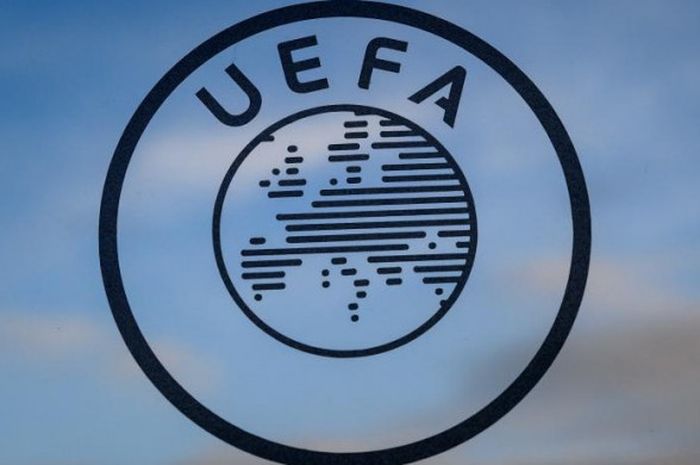   Logo Konfederasi Sepak Bola Eropa (UEFA) yang terpampang di markas organisasi di Nyon, 15 Desember 2014.  
