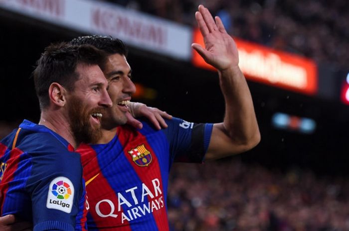 Lionel Messi dan Luis Suarez merayakan gol yang dicetak FC Barcelona ke gawang Sevilla dalam laga Liga Spanyol di Stadion Camp Nou, Barcelona, pada 5 April 2017.