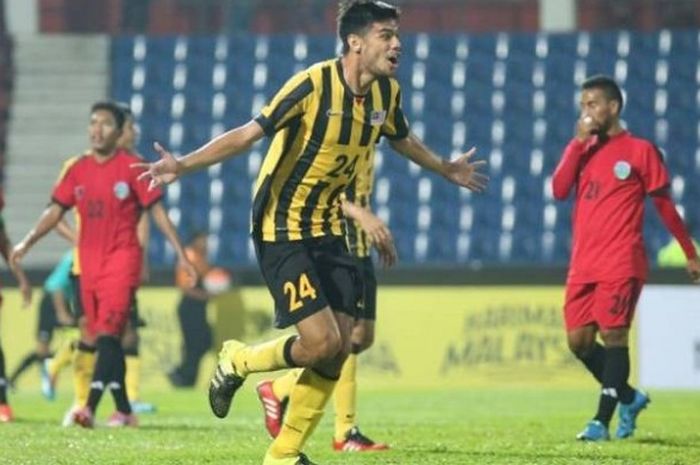 Pemain bertahan timnas Malaysia keturunan Wales, Khair Jefri Jones seusai mencetak gol ke gawang Timor Leste di Stadion Larkin, Senin (6/6/2016). 