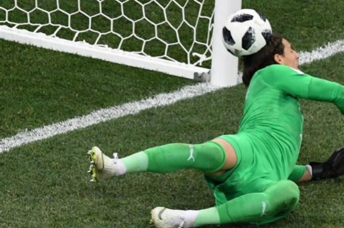 Kiper timnas Swiss, Yann Sommer, mencetak gol bunuh diri saat Swiss bermain imbang 2-2 melawan Kosta Rika, Rabu (27/6/2018), di Piala Dunia 2018