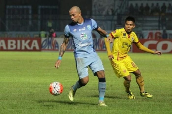 Striker Persela, Ivan Carlos (kiri) mencoba lepas dari kawalan bek Sriwijaya FC, Wildansyah di Stadion Surajaya, Lamongan, Jumat (11/11/2016) malam. 