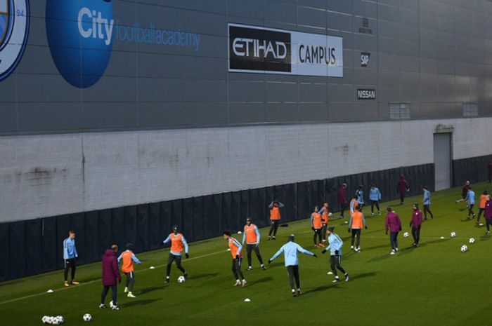 Para pemain Manchester City menjalani sesi latihan di City Football Academy, Manchester, Inggris, pada 20 November 2017.