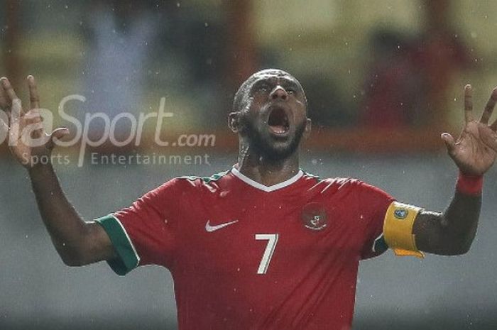 Ekspresi kapten timnas Indonesia, Boaz Solossa saat skuat Garuda menjamu timnas U-23 Suriah dalam laga uji coba di Stadion Wibawa Mukti, Cikarang, Kab. Bekasi, Sabtu (18/11/2017).