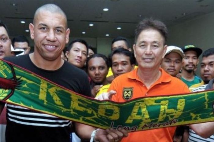 Carlos Kahe (kiri) disambut oleh manajemen Kedah FA dan fans skuat Helang Merah di Alor Setar pada Januari 2016.