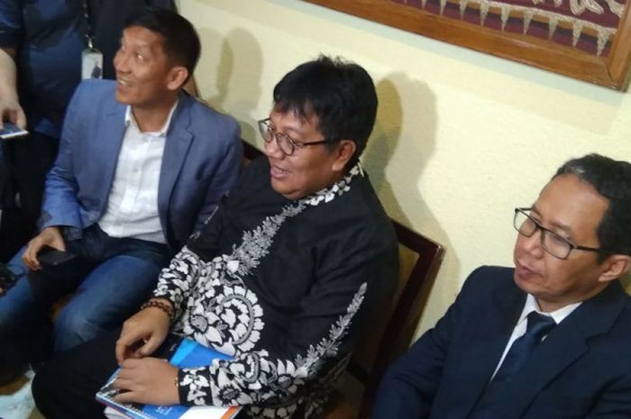 Ketua Umum, Ferry Paulus, Direktur Utama Persija Jakarta, Gede Widiade, bersama Plt Ketum PSSI, Joko Driyono menjelaskan polemik saham Macan Kemayoran.