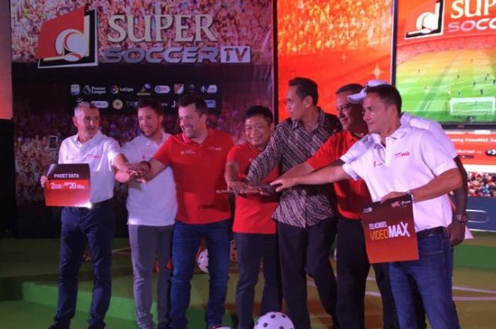 Direktur Utama Telkomsel Ririek Adriansyah (keempat dari kiri) bersama Business Development Director SuperSoccer TV Mirwan Suwarso (keempat dari kanan) serta para pemain legendaris Liga Inggris, Dennis Wise, Dwight Yorke, Robbie Fowler, dan Nigel Winterburn, berpose saat peluncuran layanan VideoMAX SuperSoccer TV di The Pallas, SCBD, Jakarta (6/8/2017).