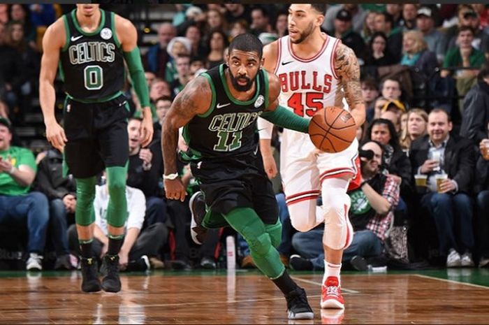 Aksi Kyrie Irving (jersey hitam #11) saat membela Boston Celtics melawan Chicago Bulls pada lanjutan musim reguler NBA 2017-2018, Sabtu (23/12/2017) waktu Amerika Serikat.