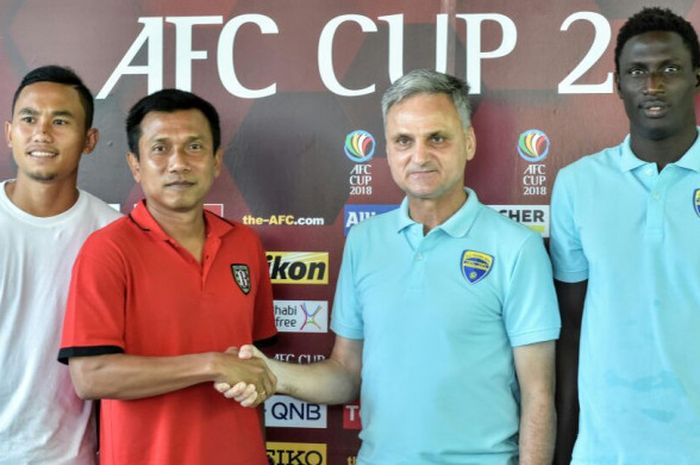 Jabat tangan kedua pelatih, Widodo Cahyono Putro (kiri / Bali United) dan Marian Mihail / Thanh Hoa di Piala AFC 2018. Mihail kini menjadi pelatih PSS Sleman. 