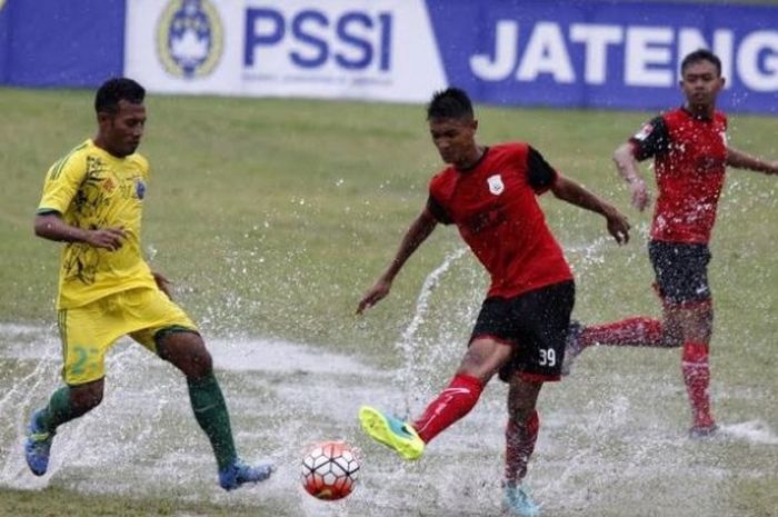 Pemain Persiter, Andre Abu Bakar (kuning) berebut bole dengan pilar PSKT, Muhammad Firmansyah di Stadion Pandanaran, Ungaran, Selasa (22/11/2016) sore. 