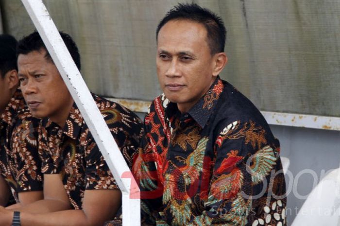 Pelatih Widyantoro (kanan) bersama staf kepelatihan serta ofisial Persis memakai kemeja batik saat mendampingi timnya menjamu Persiba Bantul pada laga Liga 2 di Stadion Manahan, Solo, 3 Agustus 2017. 