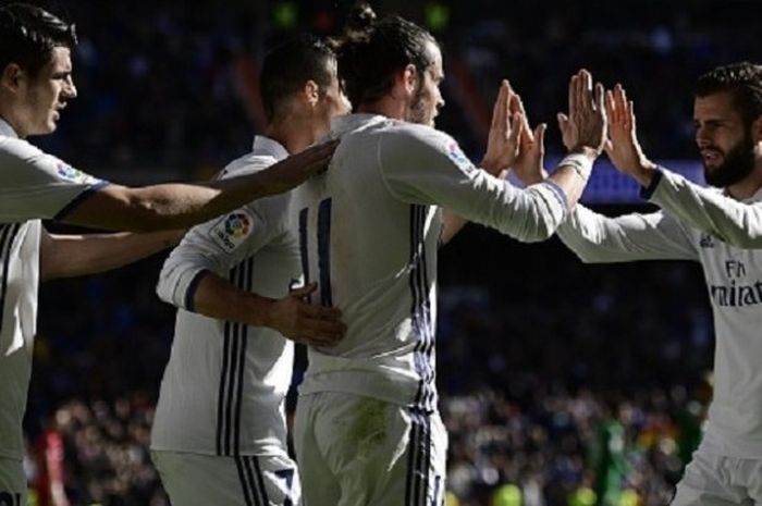 Para pemain Real Madrid merayakan gol Gareth Bale pada pertandingan La Liga kontra Leganes di Santiago Bernabeu, Minggu (6/11/2016). 