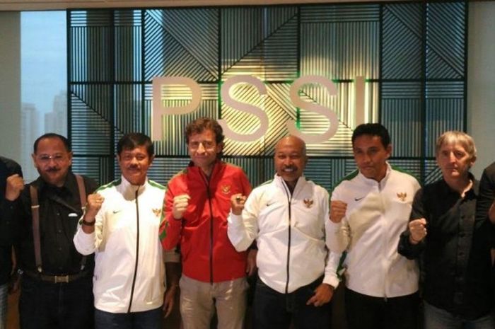 Pelatih Indonesia U-23, Luis Milla (tengah) bersama Indra Sjfari (tiga dari kiri) dan Fakhri Husaini (empat dari kanan) saat diperkenalkan di Kantor PSSI, Kuningan, Jakarta, Kamis (9/2/2017).